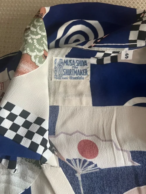 喜欢喜欢服收到啦，质量非常好！版型很正，穿上身显得整个人很有精神，而且非常百搭。面料摸起来很舒服，透气性也不错，洗了几次也没有出现掉色或者缩水的情况。走线工整，没有多余的线头。这个价格能买到这种质量，性价比真的绝了，强烈推荐！
