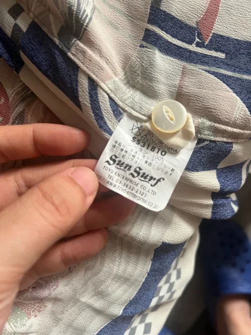 喜欢喜欢服收到啦，质量非常好！版型很正，穿上身显得整个人很有精神，而且非常百搭。面料摸起来很舒服，透气性也不错，洗了几次也没有出现掉色或者缩水的情况。走线工整，没有多余的线头。这个价格能买到这种质量，性价比真的绝了，强烈推荐！
