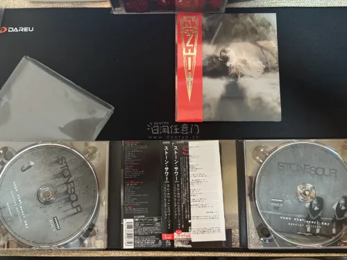 每天都在逛挖煤姬，总能发现国内不太容易买的cd就手痒痒，果断下单补票；过程依旧十分顺利，如实填报了金额后卡着cd二十张以下就不会被税；其中一张专辑卖家发货的时候还贴了一张邮票和手写感谢便利贴（虽然损坏了但是还是想收藏起来捏）