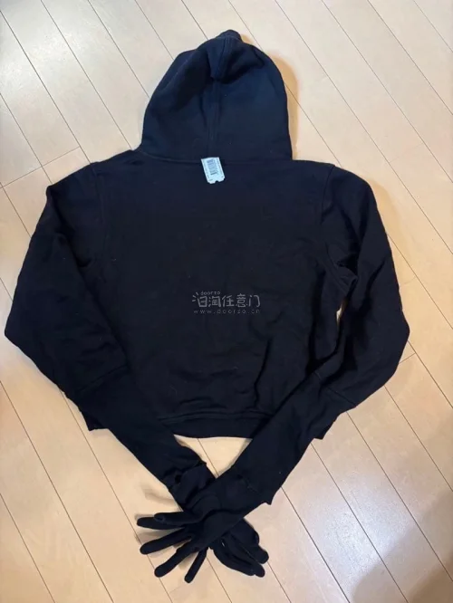 第一次在挖煤姬买衣服，体验比预想好很多。发货快，包装仔细，卫衣实物和图片基本没差，版型也很好看。平台沟通和售后都挺省心，对海淘小白很友好。