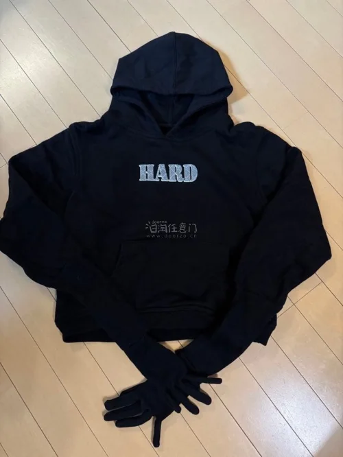 第一次在挖煤姬买衣服，体验比预想好很多。发货快，包装仔细，卫衣实物和图片基本没差，版型也很好看。平台沟通和售后都挺省心，对海淘小白很友好。