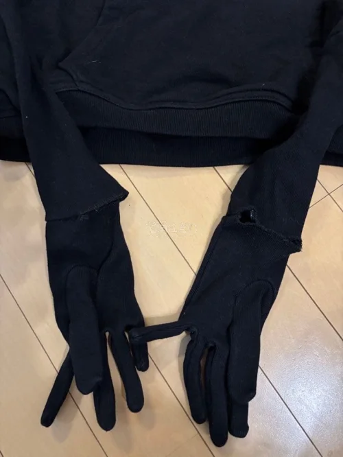 第一次在挖煤姬买衣服，体验比预想好很多。发货快，包装仔细，卫衣实物和图片基本没差，版型也很好看。平台沟通和售后都挺省心，对海淘小白很友好。