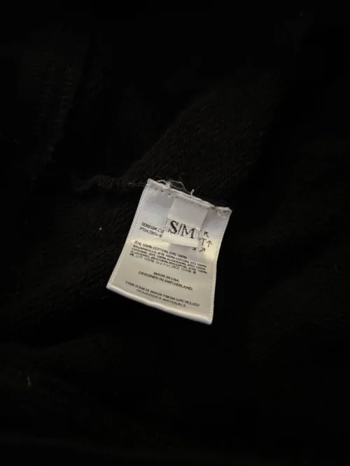 第一次在挖煤姬买衣服，体验比预想好很多。发货快，包装仔细，卫衣实物和图片基本没差，版型也很好看。平台沟通和售后都挺省心，对海淘小白很友好。