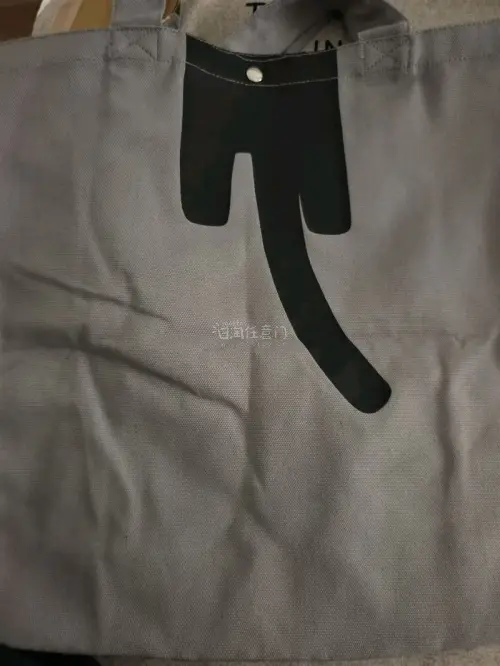 挖煤姬购入的坂本猫帆布包顺利到货，包装严实没有挤压变形。包包面料厚实柔软，印花清晰细腻、没有模糊和色差，坂本猫图案超可爱。版型百搭日常背着刚刚好，做工走线工整，细节质感在线，整体购物体验很满意。