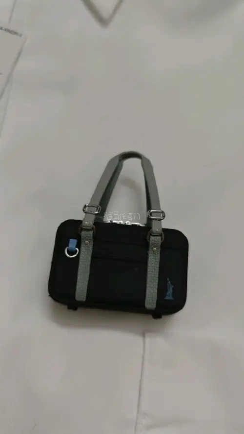 很喜欢，小小的，比自己抽扭蛋更划算，直接拥有一套，鞋子真的很精致，拍下到收到，一路物流清晰，价格也赞，很开心