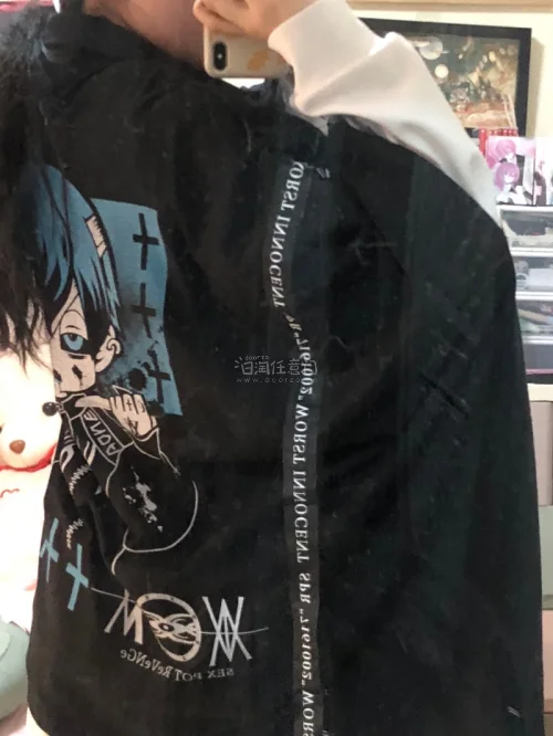 是漂亮衣服，看见别人还价失败就火速趁机买了，价格正好卡在免税范围内所以又走了竹蜻蜓，每次竹蜻蜓都给好大一个箱子都能二次利用hhhh