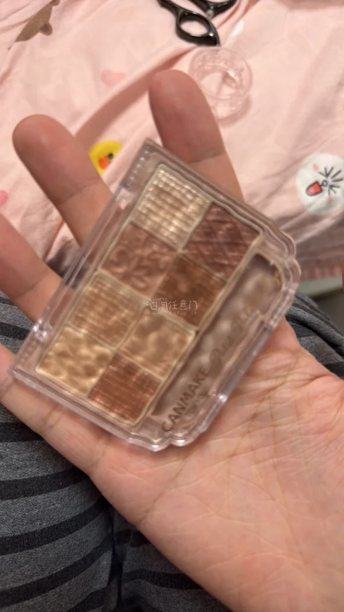 canmake眼影粉质细腻好上色，显色温柔日常，新手也不容易飞粉，配色百搭消肿，持久度在线，性价比超高，日常通勤淡妆必备✨