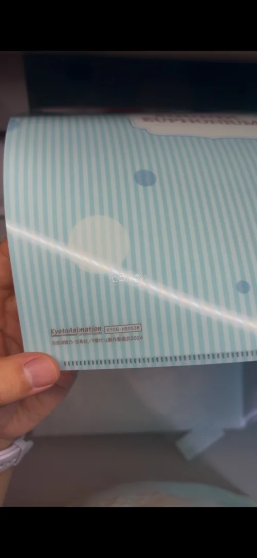 等了好久的京吹文件夹终于到手啦！本来还担心中古品会有瑕疵，结果完全没有！卖家打包得巨好，文件夹四角尖尖，印刷也超清晰，每个角色都好可爱。挖煤姬的体验真的越来越顺了，开心！