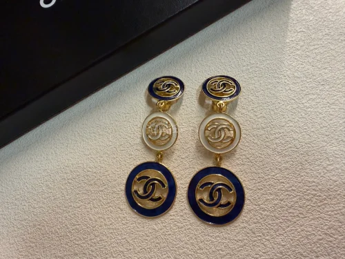 一副很复古的中古耳夹 90年代的 配色很夏天 蓝色拼白色 特别清新 成色也非常好 价格也合适 推荐购入 