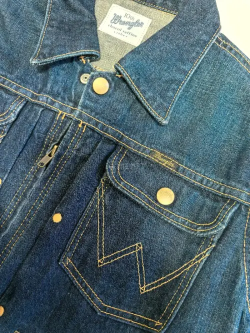 Wrangler × chocol raffine robe 10周年联名牛仔夹克
chocol raffine robe 与经典牛仔品牌 Wrangler 推出的10周年联名款牛仔夹克
挖煤姬下单至收到耗时11天，可以说是非常迅速了