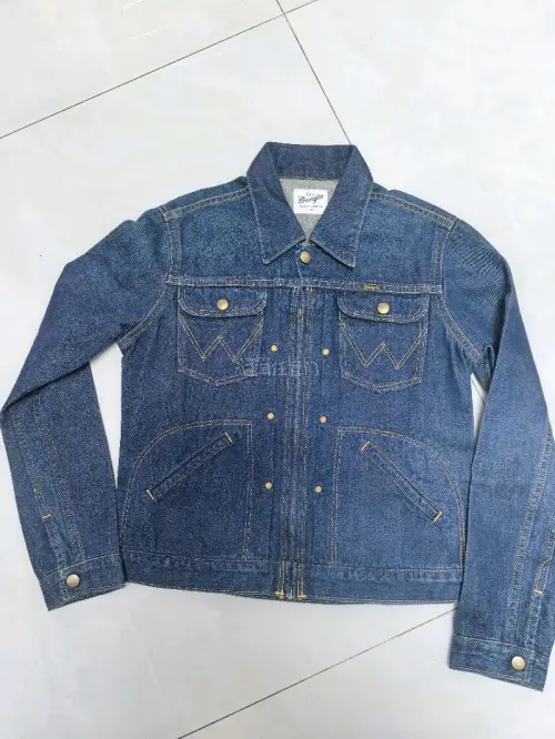 Wrangler × chocol raffine robe 10周年联名牛仔夹克
chocol raffine robe 与经典牛仔品牌 Wrangler 推出的10周年联名款牛仔夹克
挖煤姬下单至收到耗时11天，可以说是非常迅速了
