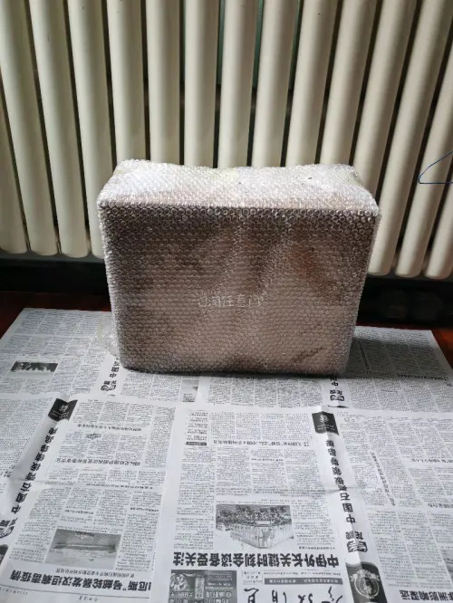 只能说半个多月没白等，包装钱没白花，谁能料到是下雨天送快递呢，看到箱子被浇湿了心有点悬，但随着一层层的开箱心就放下了。里面裹了一层又一层，玩具一点事都没有，开心。