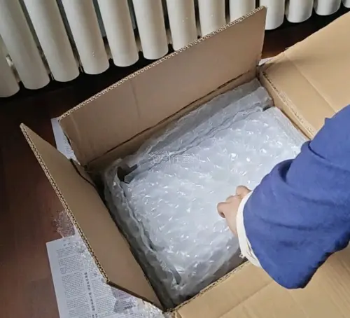 只能说半个多月没白等，包装钱没白花，谁能料到是下雨天送快递呢，看到箱子被浇湿了心有点悬，但随着一层层的开箱心就放下了。里面裹了一层又一层，玩具一点事都没有，开心。