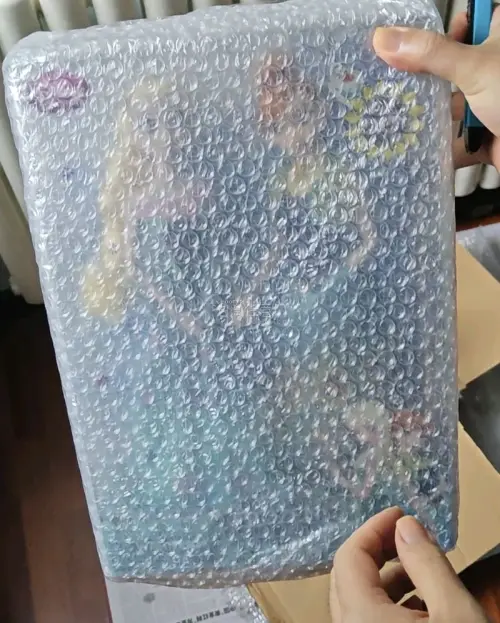 只能说半个多月没白等，包装钱没白花，谁能料到是下雨天送快递呢，看到箱子被浇湿了心有点悬，但随着一层层的开箱心就放下了。里面裹了一层又一层，玩具一点事都没有，开心。