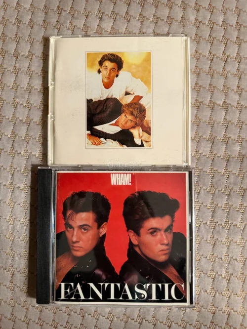 这是英国传奇双人组合 Wham!（威猛乐队） 的两张原版CD，是80年代欧美流行黄金时代的标志性藏品，也是很多人欧美流行乐的启蒙。1983年首张正式专辑，红色封面是经典首版设计，收录《Young Guns (Go for It)》等早期代表作，奠定他们轻快复古的迪斯...
