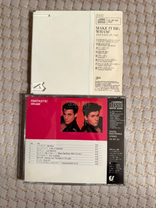 这是英国传奇双人组合 Wham!（威猛乐队） 的两张原版CD，是80年代欧美流行黄金时代的标志性藏品，也是很多人欧美流行乐的启蒙。1983年首张正式专辑，红色封面是经典首版设计，收录《Young Guns (Go for It)》等早期代表作，奠定他们轻快复古的迪斯...