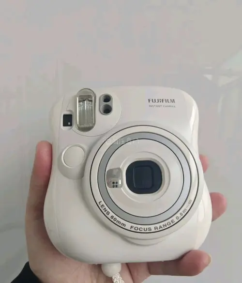 这次在挖煤姬淘到了两台拍立得mini25，作为假期出游的随身相机再合适不过。看到成色特别好，果断入手。走的EMS线路，物流很快，没等几天就收到了。

拆箱后非常惊喜：两台相机和描述完全一致，功能全部正常，快门、闪光灯都没问题，机身几乎没有使用痕迹。试拍了几张，成像清...