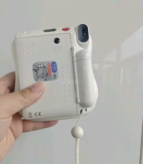 这次在挖煤姬淘到了两台拍立得mini25，作为假期出游的随身相机再合适不过。看到成色特别好，果断入手。走的EMS线路，物流很快，没等几天就收到了。

拆箱后非常惊喜：两台相机和描述完全一致，功能全部正常，快门、闪光灯都没问题，机身几乎没有使用痕迹。试拍了几张，成像清...
