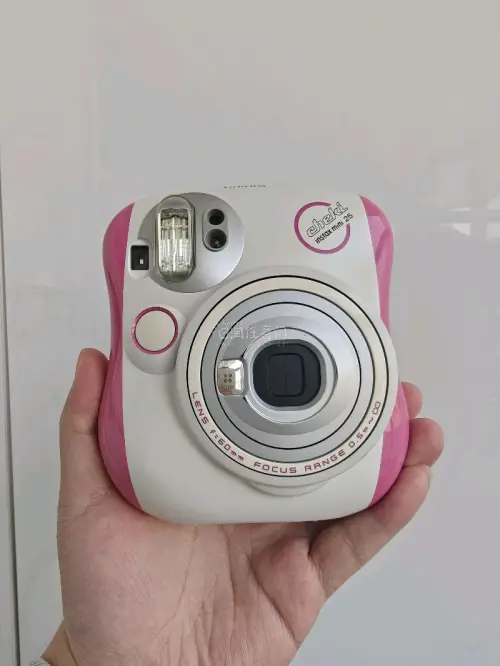 这次在挖煤姬淘到了两台拍立得mini25，作为假期出游的随身相机再合适不过。看到成色特别好，果断入手。走的EMS线路，物流很快，没等几天就收到了。

拆箱后非常惊喜：两台相机和描述完全一致，功能全部正常，快门、闪光灯都没问题，机身几乎没有使用痕迹。试拍了几张，成像清...