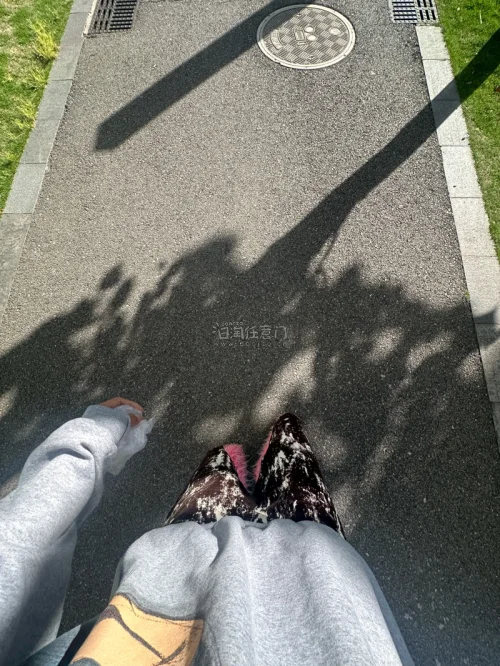 非常不错的裤子 发竹蜻蜓还免了税 可以的 总体来说非常OK的 不错不错 zara这个裤子国内很少 穿上简直太酷了！
