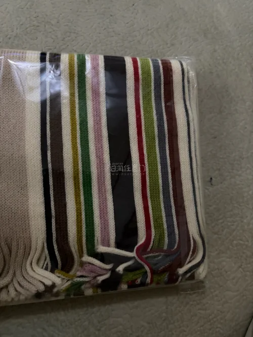 年前切的ps围巾终于运回来了，美丽，挖煤姬打包一如既往的好，epl大约两周，积分抵扣运费物美价廉，稳稳地幸福了