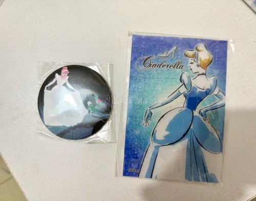 终于切煤顺利收到啦?
苏菲亚、贝尔吧唧颜值直接封神，饼图超美，质感在线完全不廉价！迪士尼公主食玩卡、色纸、拼图也都超绝，印刷细腻色调好看，细节拉满，每样都长在我审美上。
包装超严实，一路运过来完好无损，切煤流程省心又靠谱，全程不用操心。
满满一箱子公主周边真的幸福感...