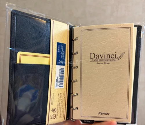 上头手帐在挖煤机淘到了达芬奇Davinci植鞣牛皮活页A7手帐本，通勤百搭的简约的黑色
经典二折简约轻便，小环8mm，可糙用物美价廉很喜欢好物分享！