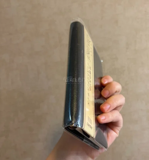 上头手帐在挖煤机淘到了达芬奇Davinci植鞣牛皮活页A7手帐本，通勤百搭的简约的黑色
经典二折简约轻便，小环8mm，可糙用物美价廉很喜欢好物分享！