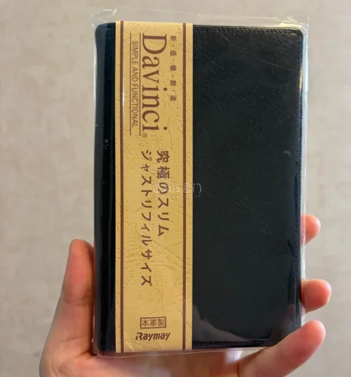 上头手帐在挖煤机淘到了达芬奇Davinci植鞣牛皮活页A7手帐本，通勤百搭的简约的黑色
经典二折简约轻便，小环8mm，可糙用物美价廉很喜欢好物分享！