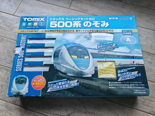 作为N比例铁道模型入门玩家的首选，Tomix这套500系新干线入门套装把日系铁道的精致质感拉满。整套包含完整的动力编组核心零件，无需额外单独采购核心配件，拆开包装就能动手完成拼装，对新手的友好度拉满。
Tomix作为知名的N比例模型厂商，这套套装还原了500系新干线...