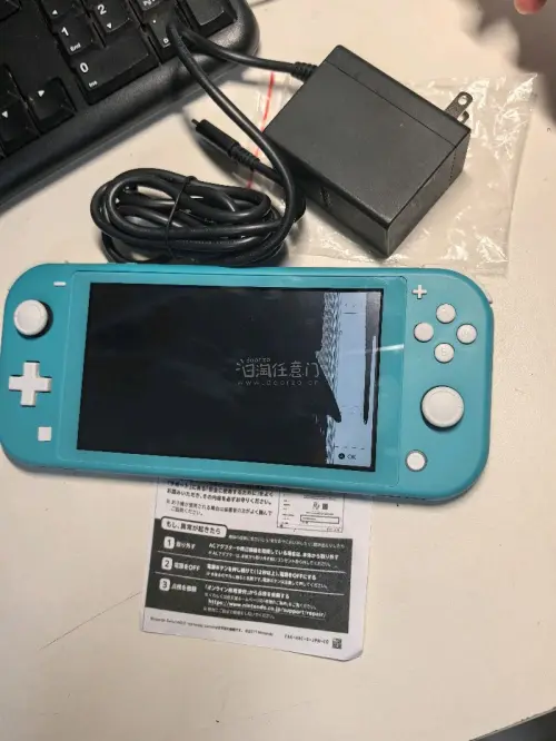 在挖煤姬对接煤炉拍卖淘到一台绿松石色Switch Lite，机子本体成色崭新，能开机，仅屏幕碎裂，价格优势极大，果断入手。
物流选用epl物流，机器、原装充电器数据线分区包装妥当，避免运输二次损伤，物流全程透明可跟踪，收货完好无损。
到手自行更换屏幕后整机完美复活，...