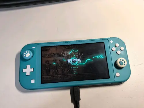 在挖煤姬对接煤炉拍卖淘到一台绿松石色Switch Lite，机子本体成色崭新，能开机，仅屏幕碎裂，价格优势极大，果断入手。
物流选用epl物流，机器、原装充电器数据线分区包装妥当，避免运输二次损伤，物流全程透明可跟踪，收货完好无损。
到手自行更换屏幕后整机完美复活，...