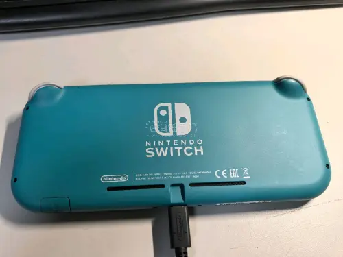 在挖煤姬对接煤炉拍卖淘到一台绿松石色Switch Lite，机子本体成色崭新，能开机，仅屏幕碎裂，价格优势极大，果断入手。
物流选用epl物流，机器、原装充电器数据线分区包装妥当，避免运输二次损伤，物流全程透明可跟踪，收货完好无损。
到手自行更换屏幕后整机完美复活，...