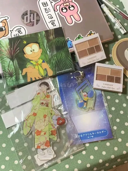 这一箱依旧是走的EMS路线，从发货到收到只花了四天（正好去线下直接取了），真的超级快。这次合单发货也很神速。另外真的很好奇这个物流怎么能这么稳，其实所有产品基本上都是只套了信封寄过来的，但是没有什么大伤。特别可爱的小美nim——以及第一次淘彩妆，状态还不错！这个ca...