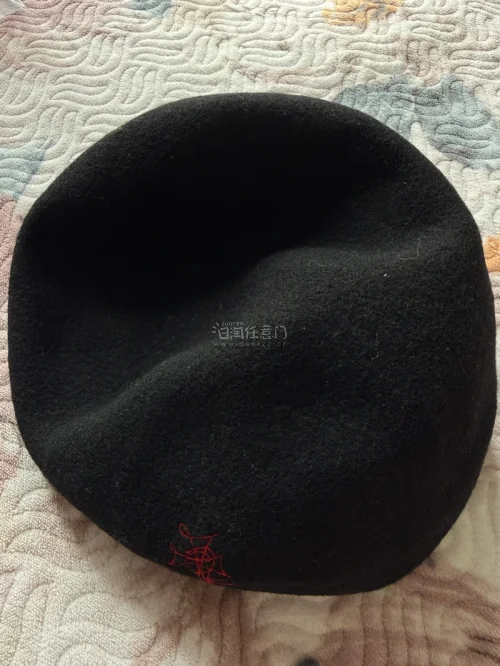真的吹爆挖煤姬！没事就喜欢上去刷刷，结果唰唰刷出三个西太后毛绒帽，每一个都是最爱的土星标，冬天戴又暖又好看。平台太好挖了，而且国际运输速度惊艳到我，下单没几天就收到，包装也严实。三个轮流戴，这个冬天全靠它们！