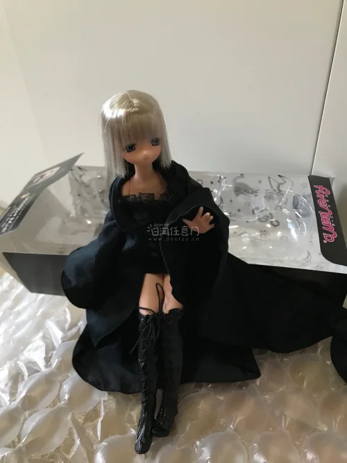 非常喜欢这一只魔女美亚， AZONE 出品的 “美亚”（Mia）娃娃——她是品牌旗下 EX CUTE 系列的经典角色，设定上是“美海”的姐姐，以温柔的形象著称