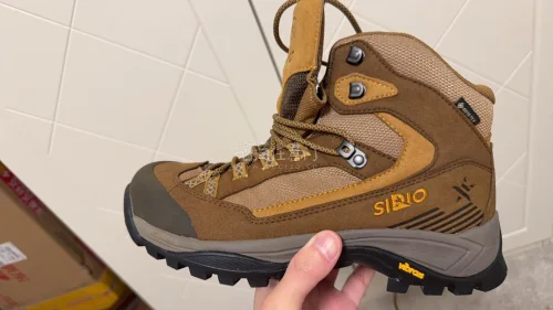挖煤姬挖到的宝藏！SIRIO这双登山鞋直接超出预期✨
成色比照片里新太多，几乎没有使用痕迹，收到手真的惊喜到。
上脚第一感受就是舒服！宽楦对亚洲脚型太友好，我40码脚穿进去完全不挤，鞋面包裹感刚好，一点不压脚背。
GORE-TEX防水+Vibram大底的配置，这个价...