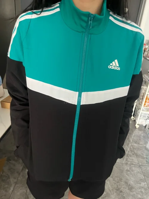 衣服超赞！版型修身显瘦，面料舒适有质感，颜色百搭不挑人，细节设计精致，穿上瞬间提升气质，性价比超高，强烈推荐！