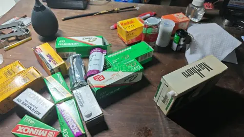 日头过期交卷小小一包，物美价廉，包含了很多有好卷，特别是我需要的minox！而且卖家还送了两盒胶卷，是我完全不知道的后来才看到有赠送tmax1000！