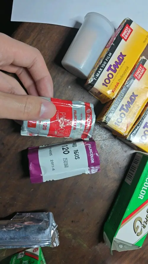 日头过期交卷小小一包，物美价廉，包含了很多有好卷，特别是我需要的minox！而且卖家还送了两盒胶卷，是我完全不知道的后来才看到有赠送tmax1000！