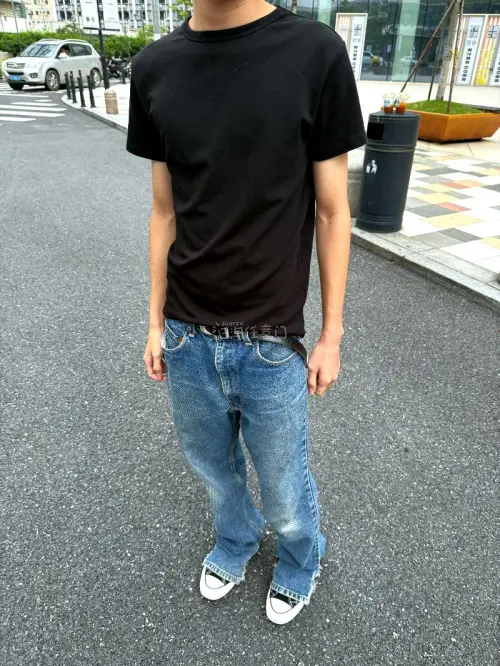 这条牛仔裤版型特别正，面料柔软又有质感，上身贴合身形还十分舒适，做工精细没有多余线头。整体穿搭效果超出预期，尺码标准，这次购物体验特别满意，后续还会继续回购。