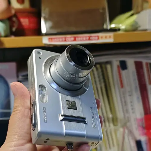 卡西欧Z57是人气超高的复古CCD宝藏单品，机身小巧轻便，单手就能握持，操作简单零基础也会用。成片自带温润复古色调，人像、街拍、日常记录都氛围感拉满，实拍效果出众。货源为正规日淘中古好物，设备功能完好、品相优质。挖煤姬平台体验特别出色，交易流程清晰规范，售后有保障，...