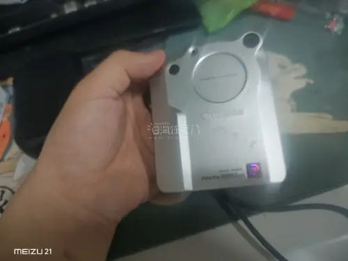 收到的时候成色比预想的好太多，金属机身拿在手里沉甸甸的，复古感直接拉满，完全是千禧年的科技美学！
试机的时候就惊到我了，开闪光灯拍出来的照片自带柔焦奶油感，富士的色彩直出真的绝，不用后期调滤镜都自带氛围感，皮肤质感被拍得超温柔。
操作也很简单，开机还有超可爱的“he...