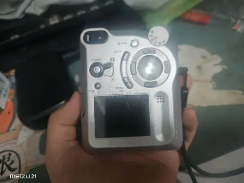 收到的时候成色比预想的好太多，金属机身拿在手里沉甸甸的，复古感直接拉满，完全是千禧年的科技美学！
试机的时候就惊到我了，开闪光灯拍出来的照片自带柔焦奶油感，富士的色彩直出真的绝，不用后期调滤镜都自带氛围感，皮肤质感被拍得超温柔。
操作也很简单，开机还有超可爱的“he...