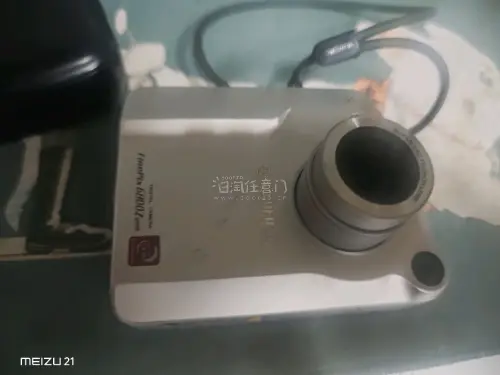 收到的时候成色比预想的好太多，金属机身拿在手里沉甸甸的，复古感直接拉满，完全是千禧年的科技美学！
试机的时候就惊到我了，开闪光灯拍出来的照片自带柔焦奶油感，富士的色彩直出真的绝，不用后期调滤镜都自带氛围感，皮肤质感被拍得超温柔。
操作也很简单，开机还有超可爱的“he...