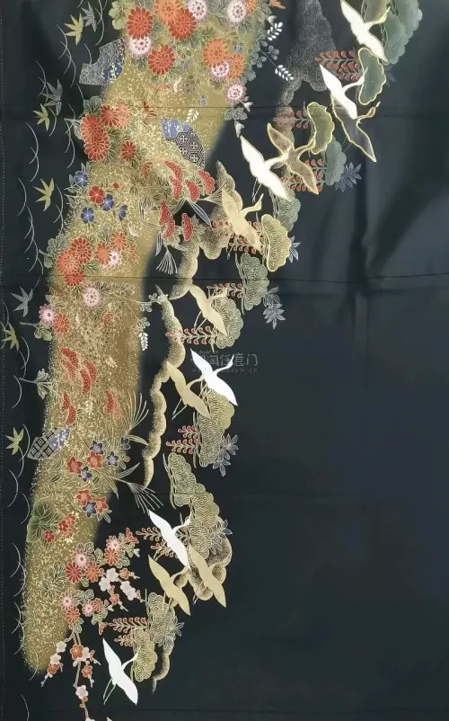 在挖煤姬下单的新一批海淘正绢又到啦
都是漂亮的布料，满满的全是漂亮的金彩，太华丽了，非常适合改成娃衣，品相都很好，布料精美，购物体验非常满意
购物体验超级好，一次切了很多件正绢和服，收到挖煤姬的包裹后，想夸一夸！包装特别用心，里外气泡膜裹得严严实实，拆开一看商品完好...