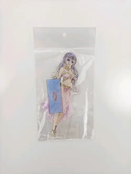 周边实物超出预期，印刷清晰色彩饱满，人物还原度超高，做工精致无毛刺。包装严实防护到位，没有磕碰瑕疵，质感很棒，摆放在桌面氛围感拉满，二次元爱好者值得入手！
