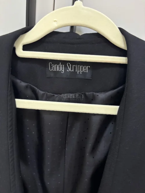 衣服的价格很划算，衣服的状态也很好，和全新没有区别，物流也很迅速，差不多7天左右到吧，唯一不好的就是又被海关税了。