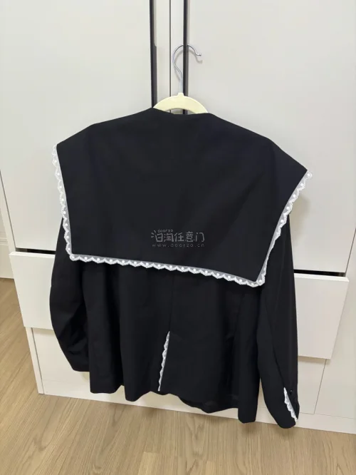 衣服的价格很划算，衣服的状态也很好，和全新没有区别，物流也很迅速，差不多7天左右到吧，唯一不好的就是又被海关税了。