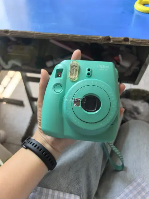 一次很神奇的购物体验，买了两个一模一样的薄荷绿mini8+，里面送了4张新一张纸，但是已经过期啦。拍立得又叫一次成像相机，真的很有feel。走的是epl，两个星期收到，虽然被税了，但是总的来说是比较满意的。
